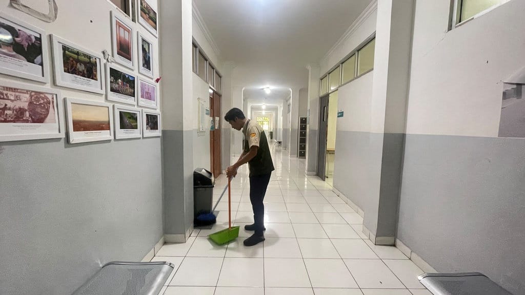 Yang Bekerja untuk Kebersihan dan Kerapian Yang Bekerja untuk Kebersihan dan Kerapian