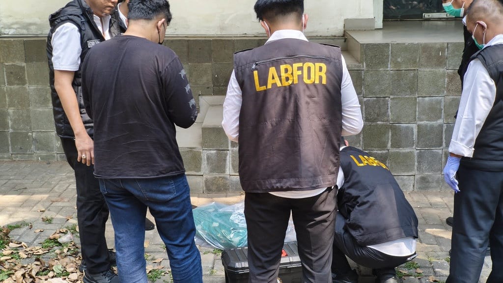 Polisi Olah TKP Klinik Mordent, Lokasi Tewasnya Sutrimo Polisi Olah TKP Klinik Mordent, Lokasi Tewasnya Sutrimo