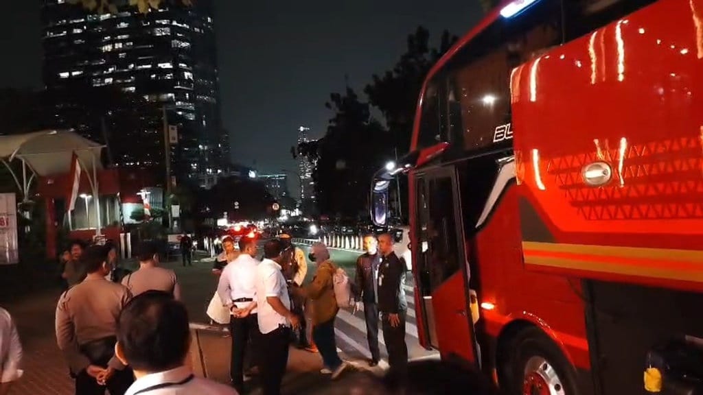 6 Orang Hasil OTT Pemalang Tiba di KPK, Termasuk Istri Bupati 6 Orang Hasil OTT Pemalang Tiba di KPK, Termasuk Istri Bupati