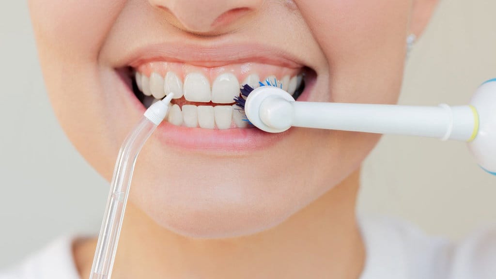 Water Flosser atau Sikat Gigi Dulu? Jangan Sampai Salah! Water Flosser atau Sikat Gigi Dulu? Jangan Sampai Salah!