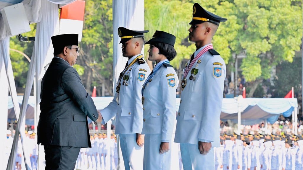 Cerita Anak Kuli Bangunan Lulus IPDN & Raih Kartika Astha Brata Cerita Anak Kuli Bangunan Lulus IPDN & Raih Kartika Astha Brata