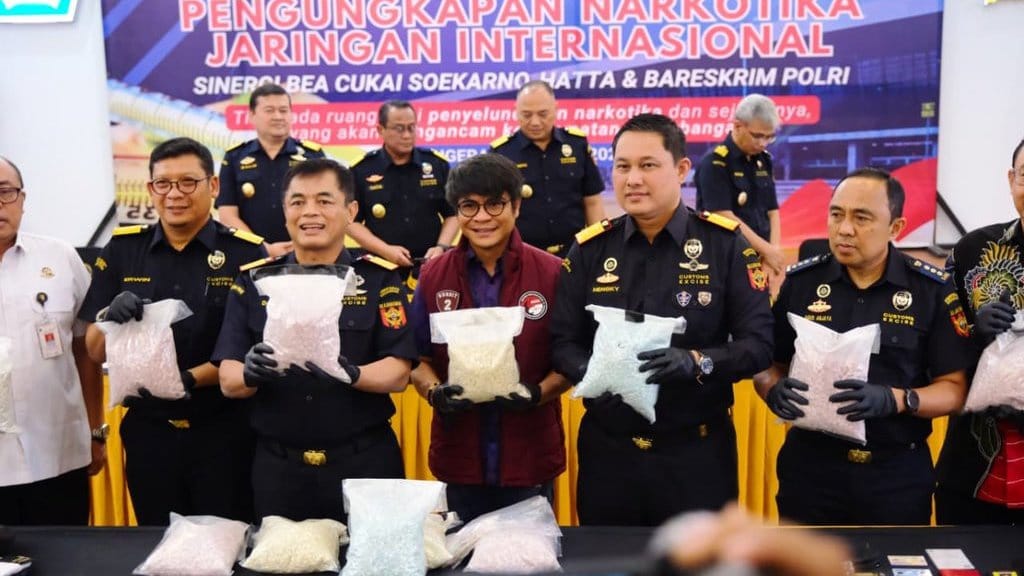 Bea Cukai Gagalkan Pilot Asing Selundupkan 70 Ribu Ekstasi Bea Cukai Gagalkan Pilot Asing Selundupkan 70 Ribu Ekstasi