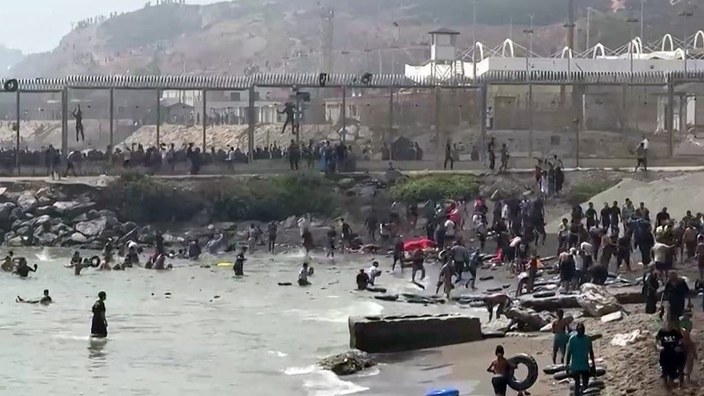 Penyebab Ribuan Imigran Maroko Masuk ke Spanyol dengan Berenang Penyebab Ribuan Imigran Maroko Masuk ke Spanyol dengan Berenang