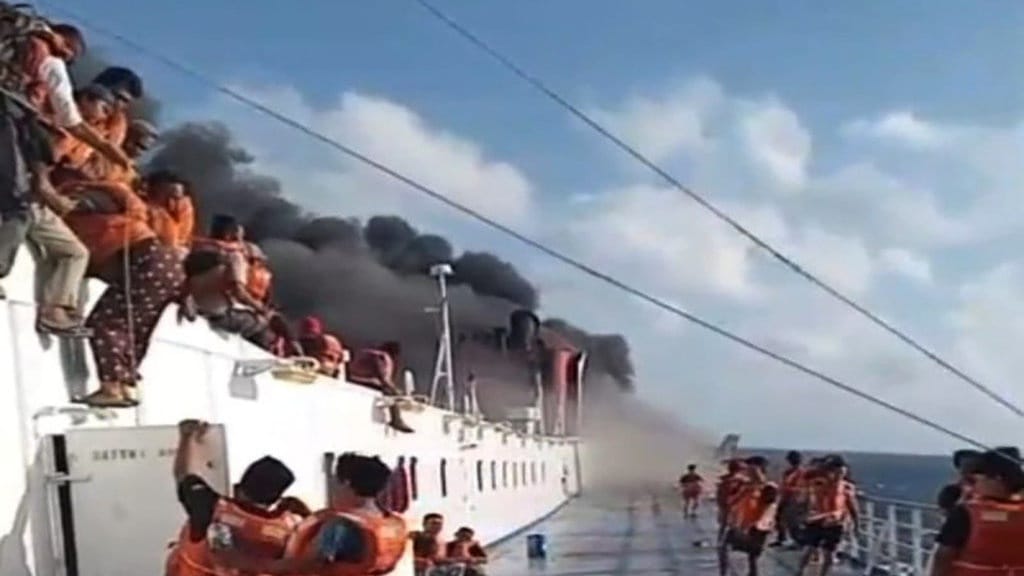 KMP Mutiara Sentosa 2 Terbakar, 9 Kapal Dikerahkan Evakuasi KMP Mutiara Sentosa 2 Terbakar, 9 Kapal Dikerahkan Evakuasi