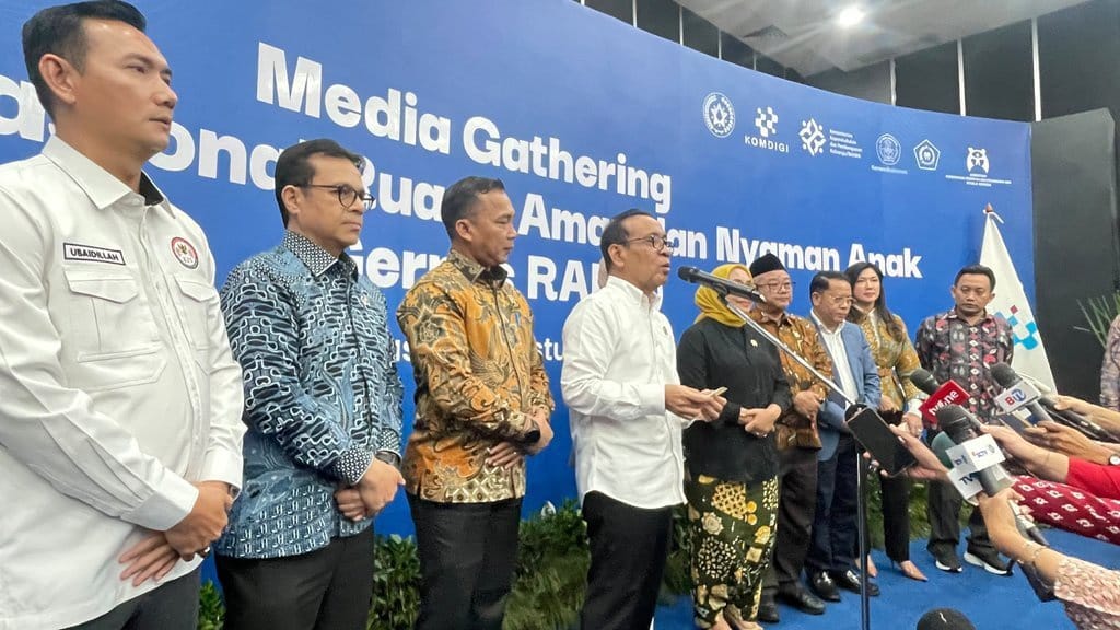 Pemerintah Resmi Batasi Penggunaan Gawai Anak di Bawah 16 Tahun Pemerintah Resmi Batasi Penggunaan Gawai Anak di Bawah 16 Tahun