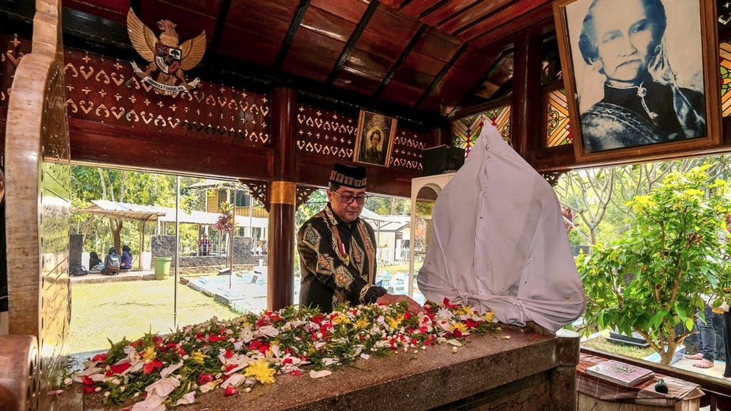 Menekraf Teuku Riefky Ziarah ke Makam Pahlawan Cut Nyak Dhien Menekraf Teuku Riefky Ziarah ke Makam Pahlawan Cut Nyak Dhien