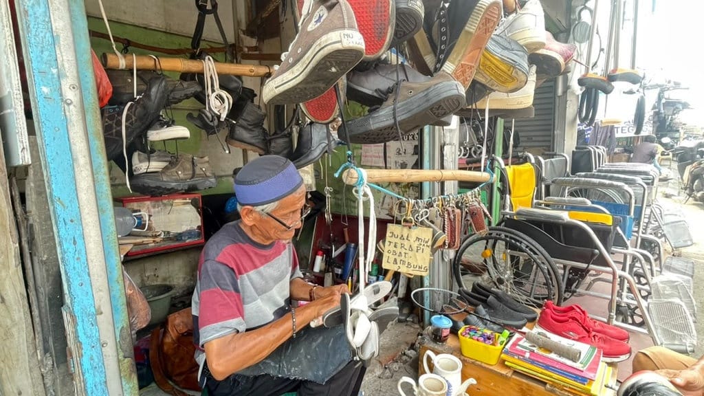 Menjahit Harapan Lewat Sol Sepatu di Tepi Jalan Dewi Sartika Menjahit Harapan Lewat Sol Sepatu di Tepi Jalan Dewi Sartika