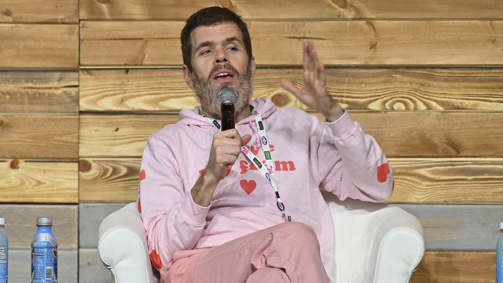 Blogger Perez Hilton Terluka saat Live Stream TikTok, Ada Apa? Blogger Perez Hilton Terluka saat Live Stream TikTok, Ada Apa?