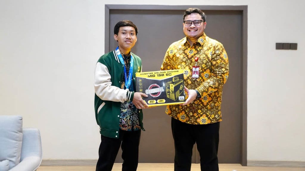 Bupati Kediri Beri Beasiswa Peraih Medali Emas LKS Nasional Bupati Kediri Beri Beasiswa Peraih Medali Emas LKS Nasional