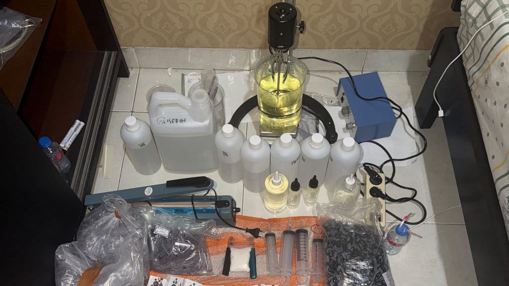 Polisi Bongkar Produksi Cartridge Etomidate di Kamar Kos Kemang Polisi Bongkar Produksi Cartridge Etomidate di Kamar Kos Kemang