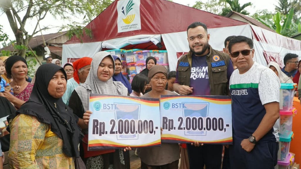 Pemkot Padang Salurkan Bantuan 540 Juta bagi Warga Korban Banjir Pemkot Padang Salurkan Bantuan 540 Juta bagi Warga Korban Banjir