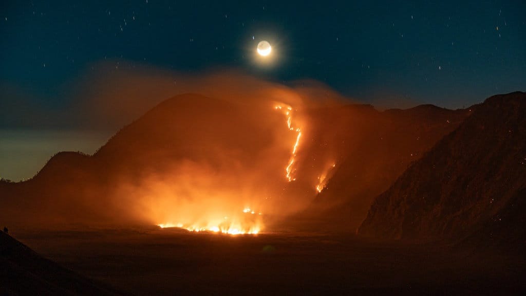 Kawasan Gunung Bromo Terbakar, Ini Cara Refund Tiket Masuknya Kawasan Gunung Bromo Terbakar, Ini Cara Refund Tiket Masuknya