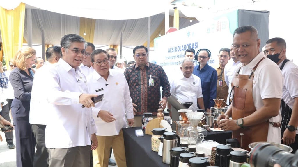 Menaker Pastikan Tukang Sampah Dapat Diskon Iuran JKK-JKM 50% Menaker Pastikan Tukang Sampah Dapat Diskon Iuran JKK-JKM 50%