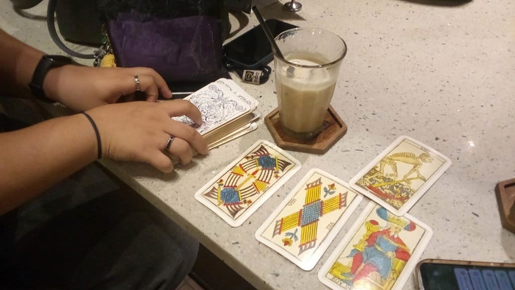 Jasa Tarot di Kalangan Gen Z: Dari Hobi hingga Jadi Profesi Jasa Tarot di Kalangan Gen Z: Dari Hobi hingga Jadi Profesi