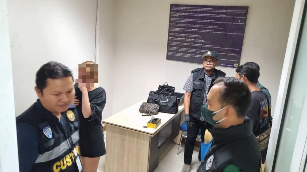 Selundupkan 1 Kg Hasis ke Bali, Perempuan Kazakhstan Ditangkap Selundupkan 1 Kg Hasis ke Bali, Perempuan Kazakhstan Ditangkap