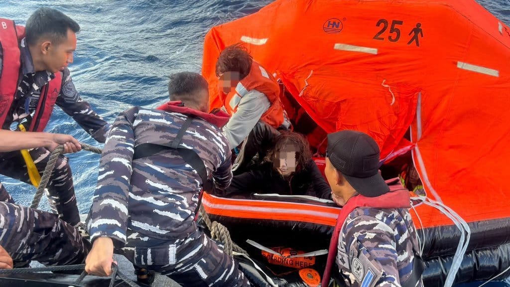 KMP Putri Yasmin Terbakar di Selat Lombok, Tim SAR Evakuasi KMP Putri Yasmin Terbakar di Selat Lombok, Tim SAR Evakuasi