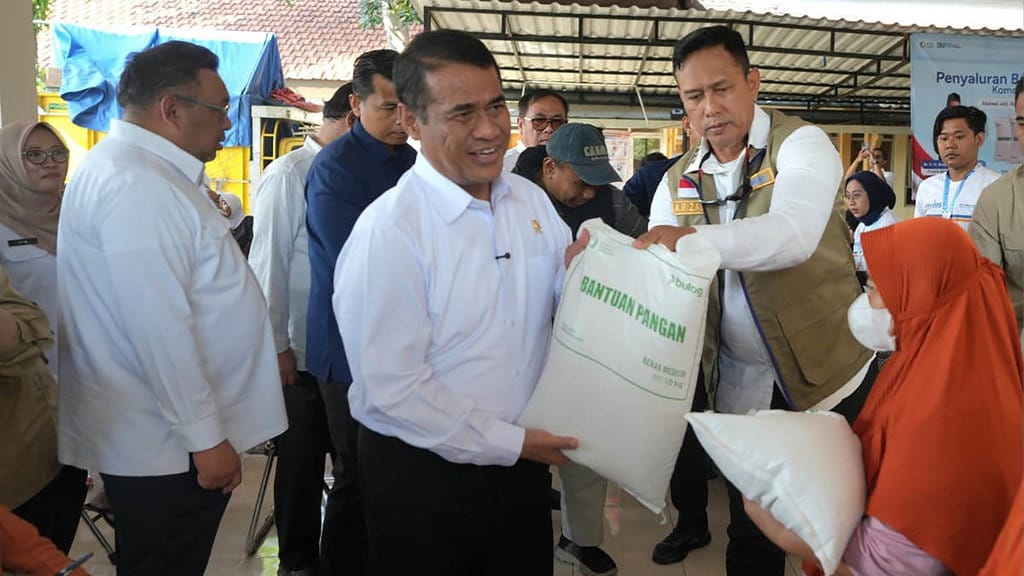 Bapanas dan BULOG Serahkan Bantuan Pangan ke Warga Surabaya Bapanas dan BULOG Serahkan Bantuan Pangan ke Warga Surabaya