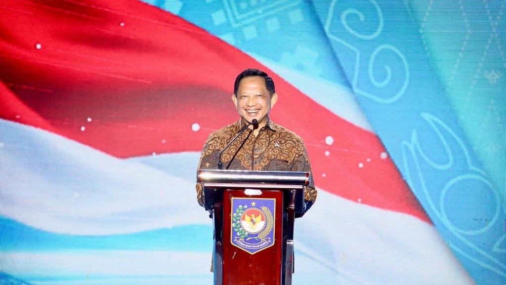 Mendagri Beri Penghargaan ke Pemda Berprestasi di Sumatra Mendagri Beri Penghargaan ke Pemda Berprestasi di Sumatra