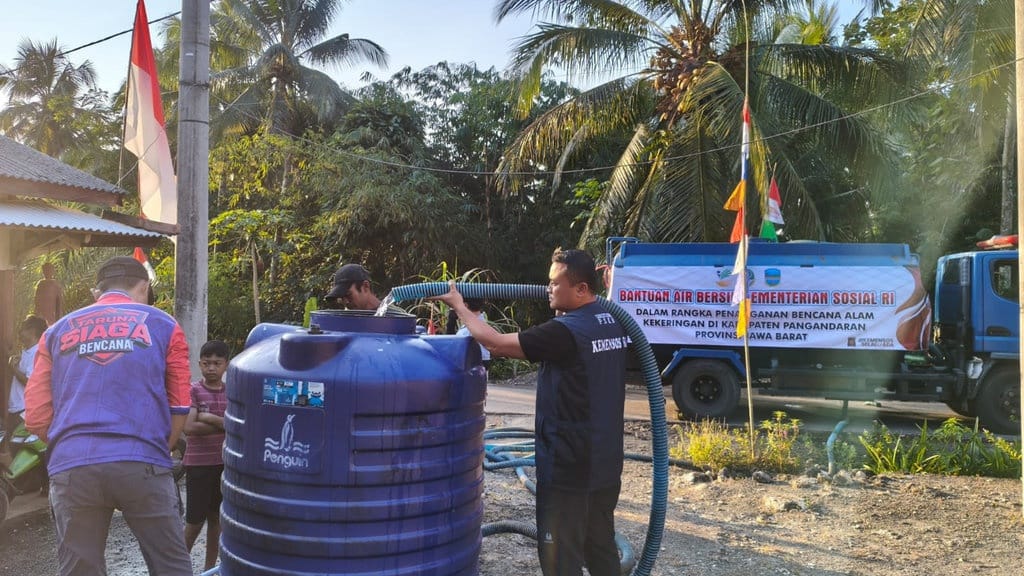 Alami Kekeringan, Kemensos Salurkan Air Bersih ke Pangandaran Alami Kekeringan, Kemensos Salurkan Air Bersih ke Pangandaran