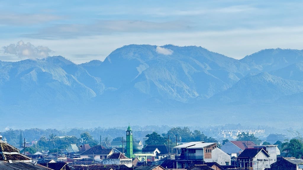 Ekstremnya Jalur Punggung Naga Gunung Piramid Bondowoso Ekstremnya Jalur Punggung Naga Gunung Piramid Bondowoso