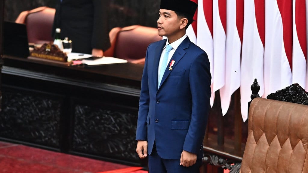 Gugat Pendidikan Gibran di MK, Denny Cs Minta Pemilihan Ulang Gugat Pendidikan Gibran di MK, Denny Cs Minta Pemilihan Ulang