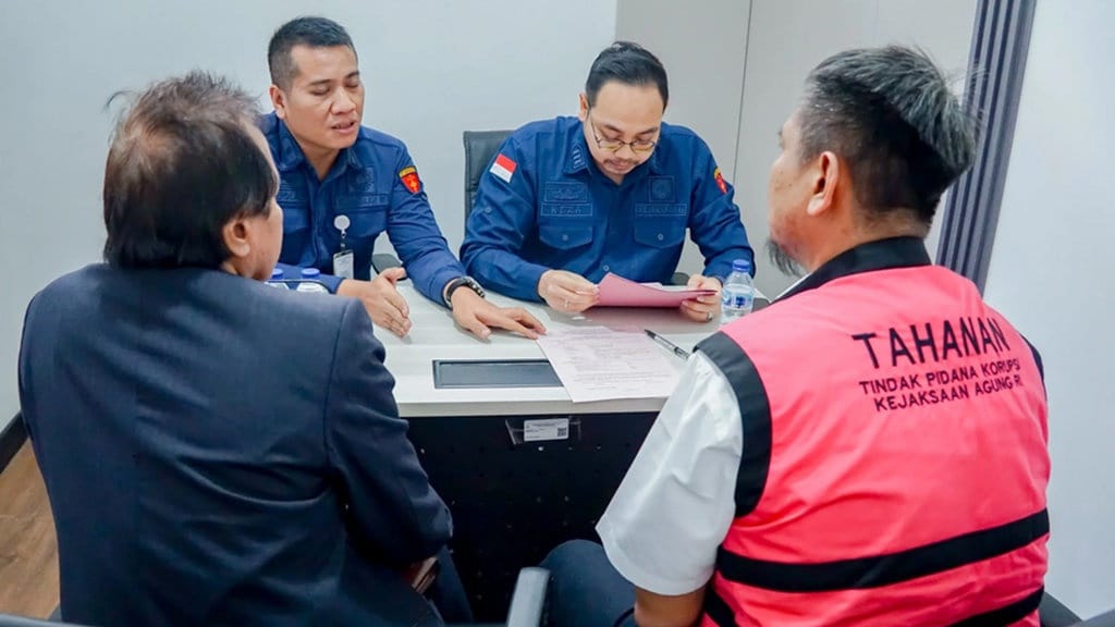 Kejagung Limpahkan Tersangka Korupsi PT AKT kepada Kejari Jakpus Kejagung Limpahkan Tersangka Korupsi PT AKT kepada Kejari Jakpus