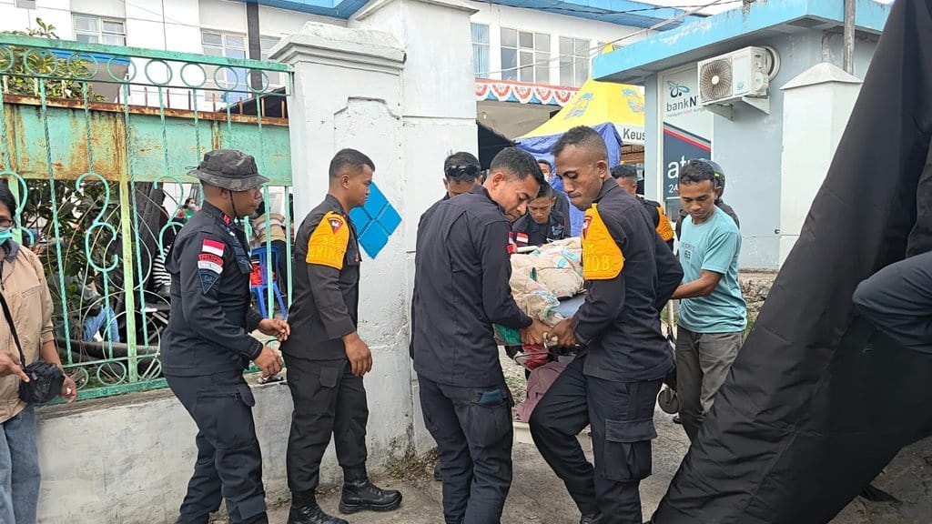 Polri Kirim Personel dan Bantuan untuk Warga Terdampak Gempa NTT Polri Kirim Personel dan Bantuan untuk Warga Terdampak Gempa NTT