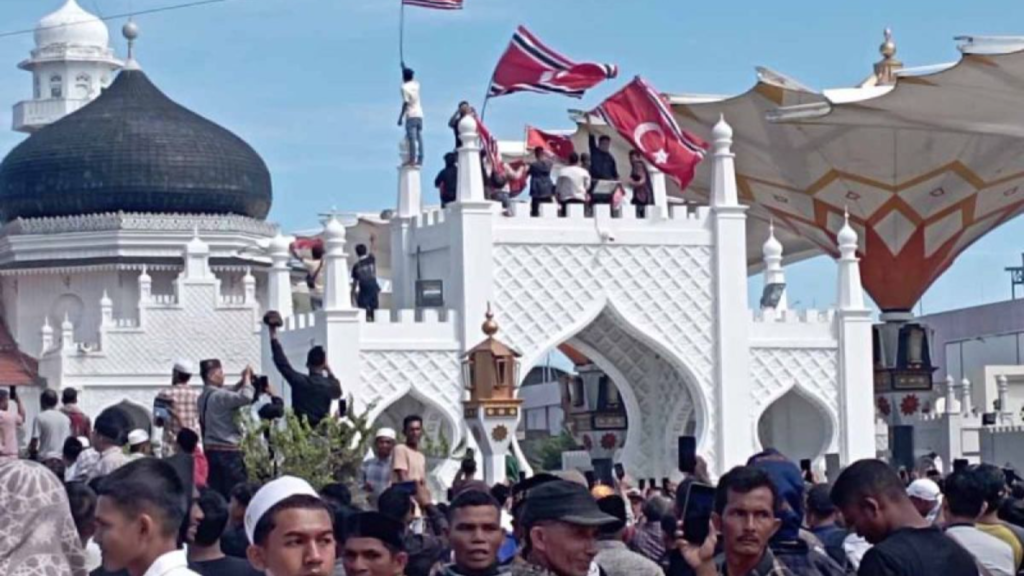 Kronologi Ricuh Dipicu Pengibaran Bendera Bulan Bintang di Aceh Kronologi Ricuh Dipicu Pengibaran Bendera Bulan Bintang di Aceh
