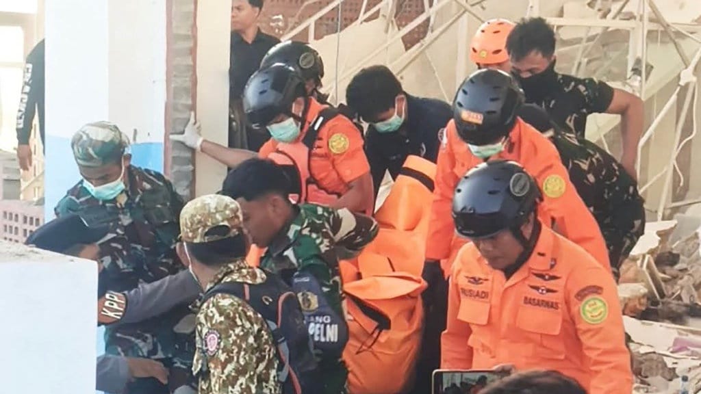 Dampak Gempa di Sikka: 1 Warga Meninggal, Listrik Padam Total Dampak Gempa di Sikka: 1 Warga Meninggal, Listrik Padam Total