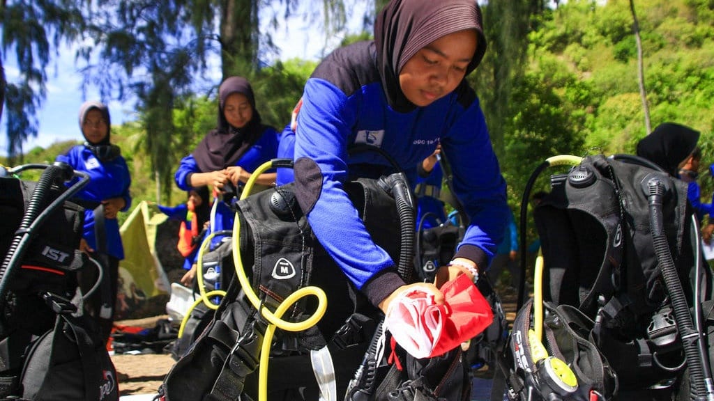 Kisah Dedek Taklukkan Rasa Takut Jadi Pengibar Bendera di Laut Kisah Dedek Taklukkan Rasa Takut Jadi Pengibar Bendera di Laut
