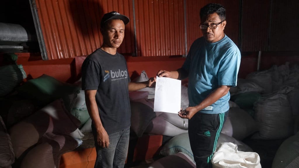 BULOG Salurkan Beras dan Minyak untuk Warga NTT Terdampak Gempa BULOG Salurkan Beras dan Minyak untuk Warga NTT Terdampak Gempa
