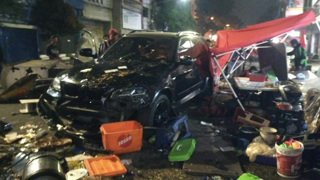 Pengendara Mobil BMW Tabrak Tukang Becak & Pedagang di Bandung Pengendara Mobil BMW Tabrak Tukang Becak & Pedagang di Bandung