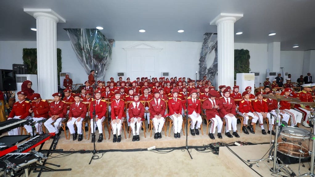 Ketika Anak-anak Sekolah Rakyat Bernyanyi di Istana Merdeka Ketika Anak-anak Sekolah Rakyat Bernyanyi di Istana Merdeka