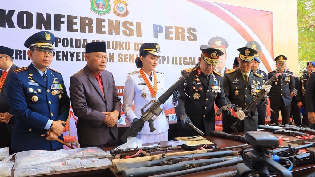 Warga Serahkan 16 Senjata Api Ilegal ke Polda Maluku Utara Warga Serahkan 16 Senjata Api Ilegal ke Polda Maluku Utara