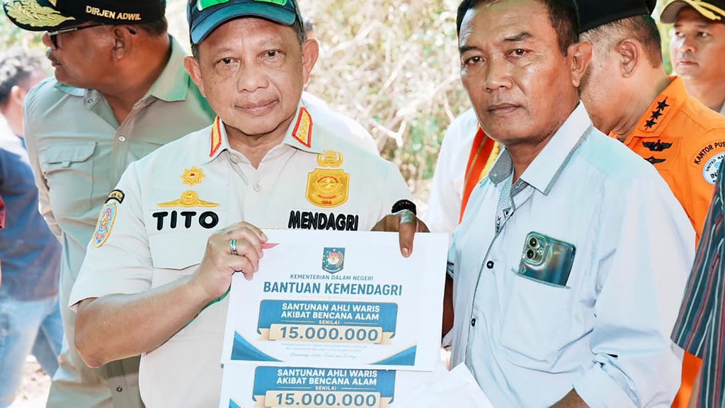 Mendagri Salurkan Tali Asih untuk Ahli Waris Korban Gempa NTT Mendagri Salurkan Tali Asih untuk Ahli Waris Korban Gempa NTT