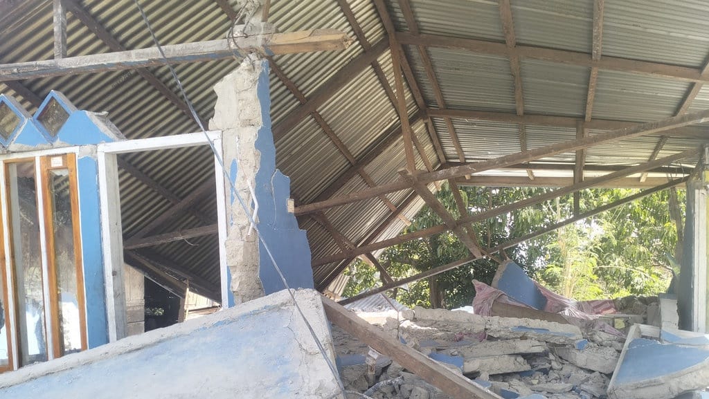 Menatap Rumah yang Roboh: Kisah Warga Golo Lanak NTT Usai Gempa Menatap Rumah yang Roboh: Kisah Warga Golo Lanak NTT Usai Gempa