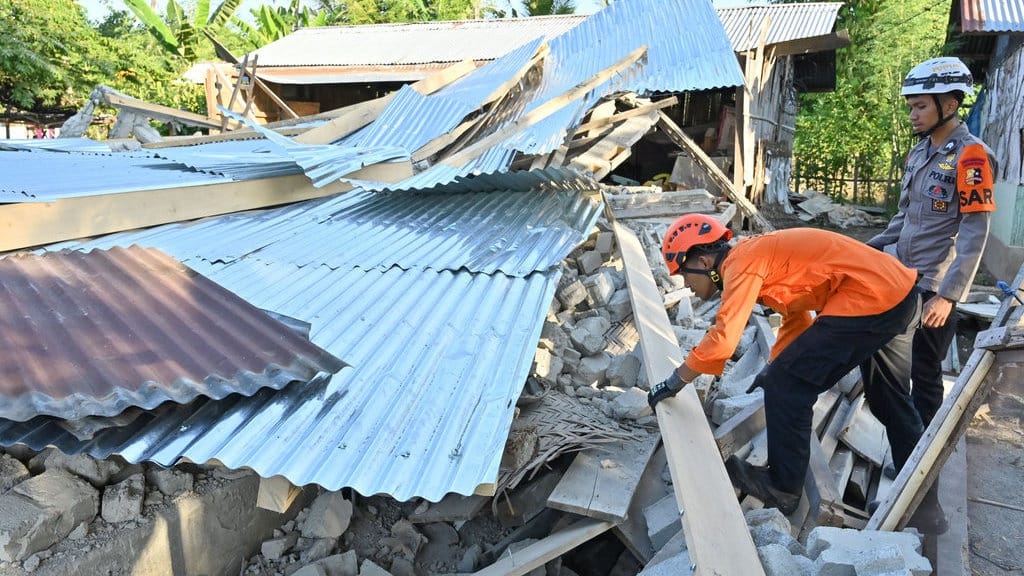 Gempa Susulan Guncang NTT, SAR Evakuasi Lansia-Ibu Hamil Gempa Susulan Guncang NTT, SAR Evakuasi Lansia-Ibu Hamil