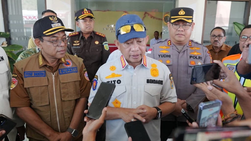 Mendagri Datangi Langsung Lokasi Terdampak Gempa NTT di Ende Mendagri Datangi Langsung Lokasi Terdampak Gempa NTT di Ende