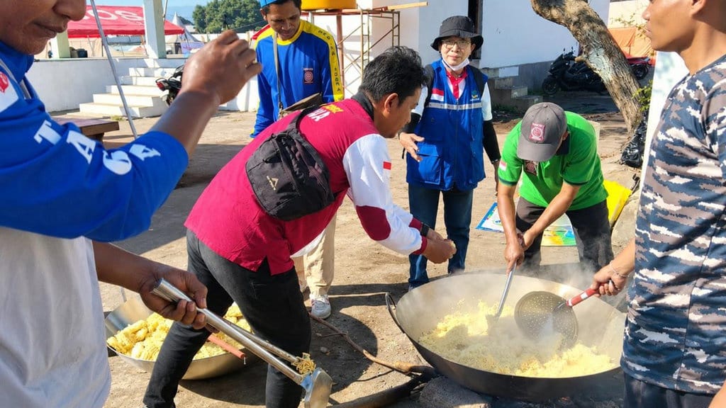 Dapur Umum Kemensos Layani Ribuan Warga Terdampak Gempa di NTT Dapur Umum Kemensos Layani Ribuan Warga Terdampak Gempa di NTT