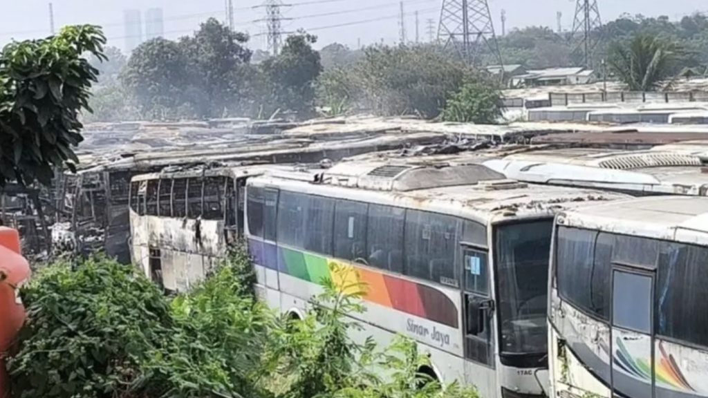 Damkar Bekasi Kerahkan 9 Armada Padamkan Api Bakar 50 Bus Damkar Bekasi Kerahkan 9 Armada Padamkan Api Bakar 50 Bus