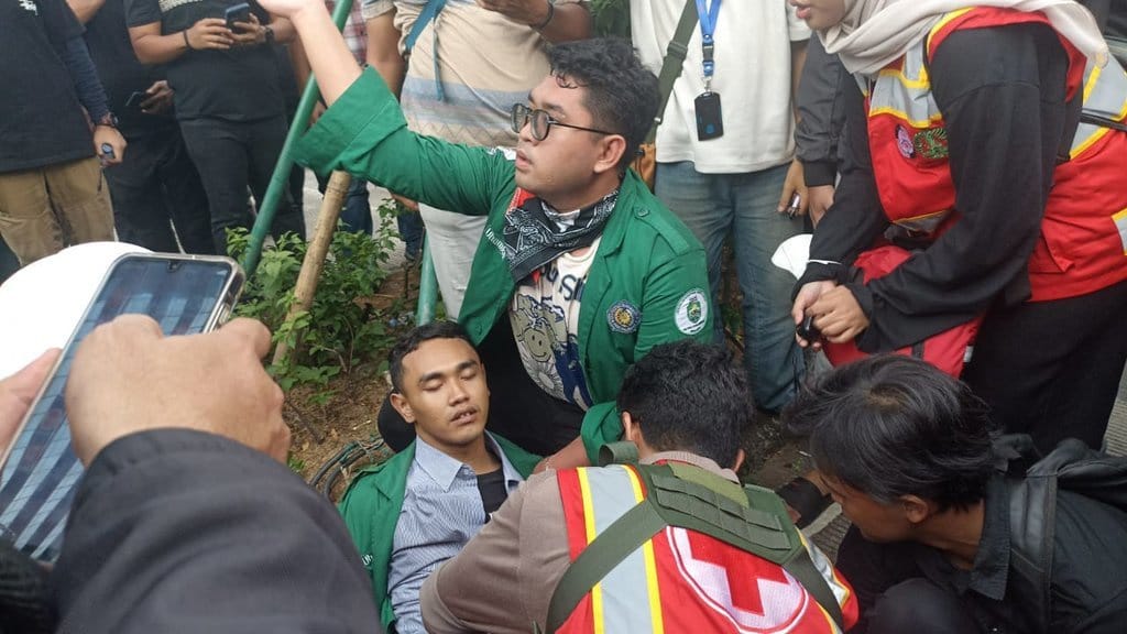 Satu Mahasiswa Uhamka Pingsan saat Demonstran & Polisi Ricuh Satu Mahasiswa Uhamka Pingsan saat Demonstran & Polisi Ricuh