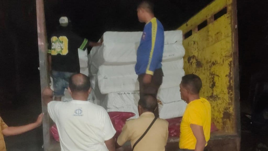 Gus Ipul Pastikan Distribusi Bantuan Logistik di NTT Jalan Terus Gus Ipul Pastikan Distribusi Bantuan Logistik di NTT Jalan Terus