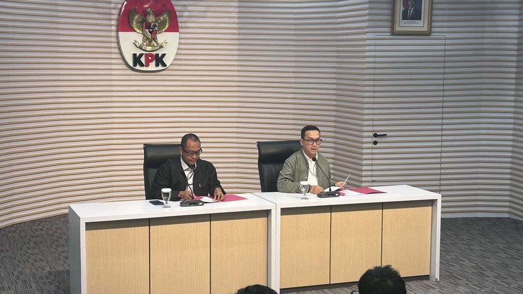 KPK Tahan Eks Kakanwil Pajak Tersangka Kasus Gratifikasi KPK Tahan Eks Kakanwil Pajak Tersangka Kasus Gratifikasi