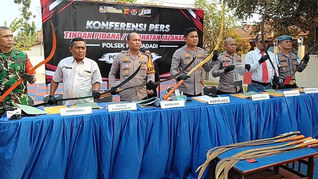 Polisi Tangkap Dua Pelaku Pembacok Teknisi Wifi di Subang Polisi Tangkap Dua Pelaku Pembacok Teknisi Wifi di Subang