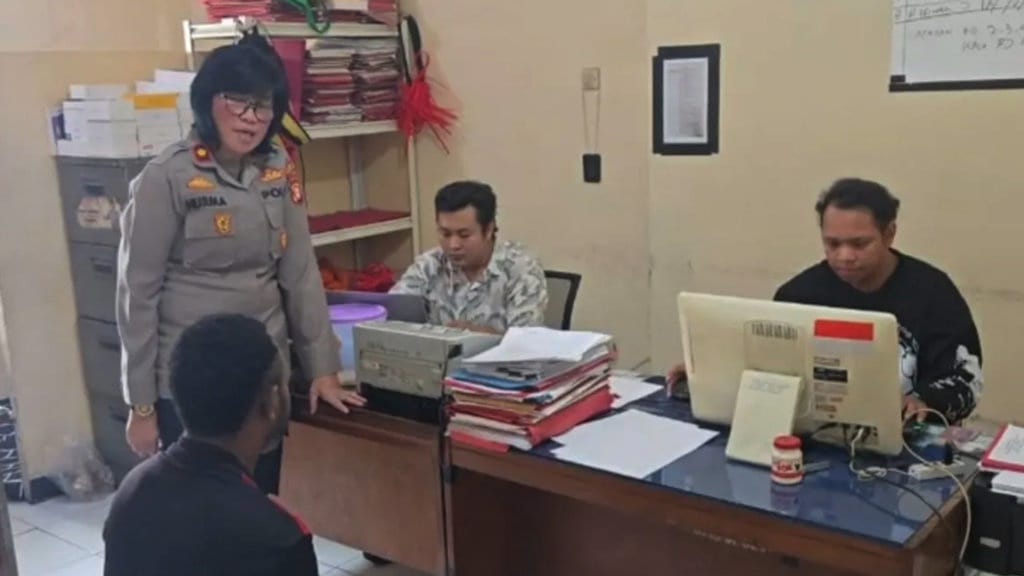 Polisi: Pria Bugil Pukuli Pemotor di Lenteng Agung Sedang Mabuk Polisi: Pria Bugil Pukuli Pemotor di Lenteng Agung Sedang Mabuk