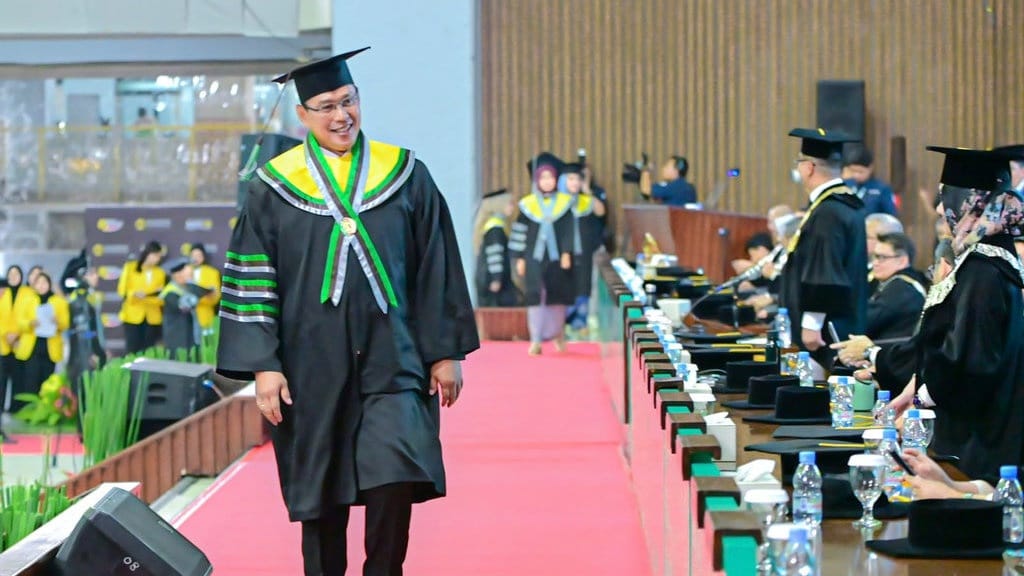 Dirut BULOG Ahmad Rizal Ramdhani Raih Gelar Doktor dari UI Dirut BULOG Ahmad Rizal Ramdhani Raih Gelar Doktor dari UI