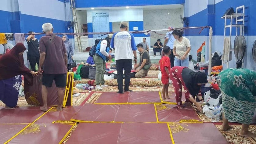 Kemensos Beri Bantuan untuk 95 Warga Korban Kebakaran di Senen Kemensos Beri Bantuan untuk 95 Warga Korban Kebakaran di Senen