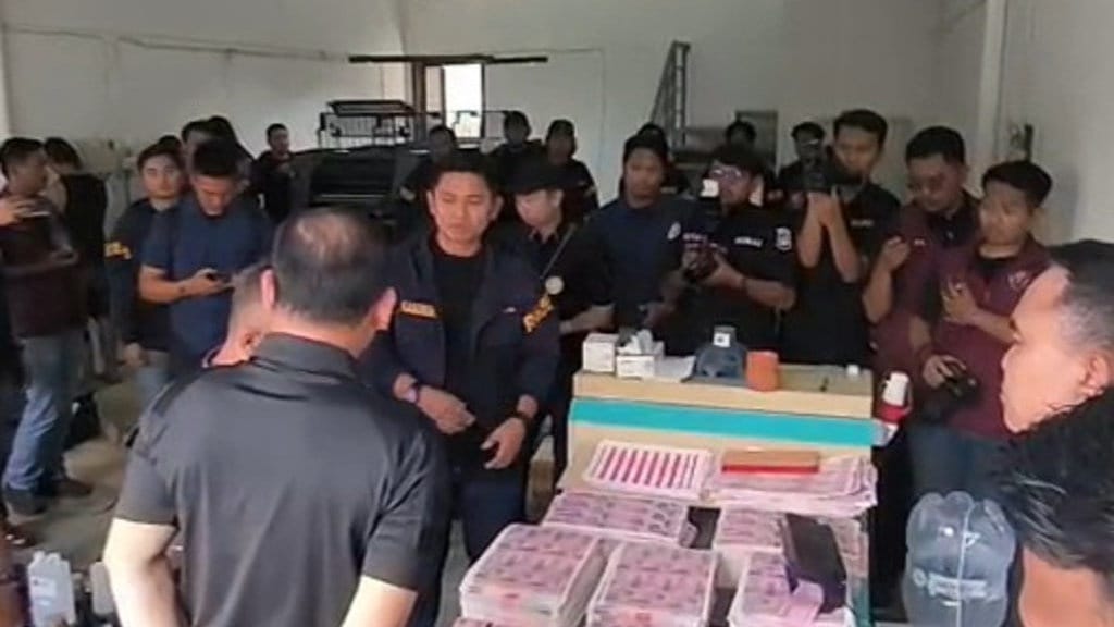 Menyingkap Pabrik Uang Palsu Rp36 Miliar di Tangsel Menyingkap Pabrik Uang Palsu Rp36 Miliar di Tangsel