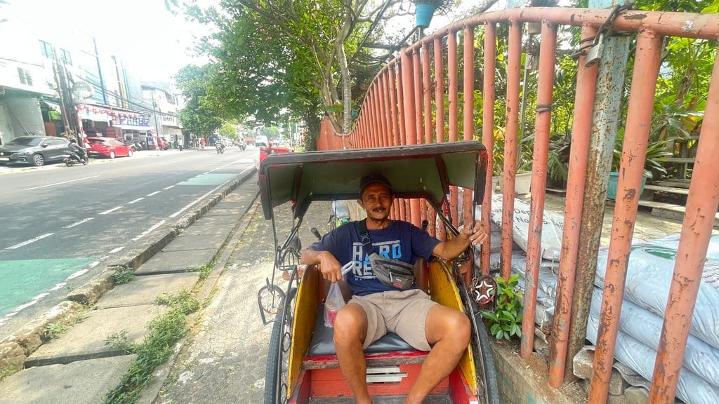 Nasib Tukang Becak di Depok: Sampai Kapan Menunggu Penumpang? Nasib Tukang Becak di Depok: Sampai Kapan Menunggu Penumpang?