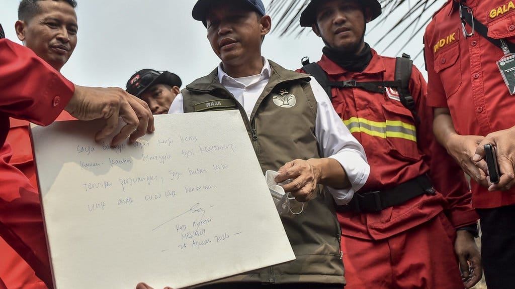 Menhut Raja Juli Gagal Mendarat di Pontianak Imbas Asap Karhutla Menhut Raja Juli Gagal Mendarat di Pontianak Imbas Asap Karhutla